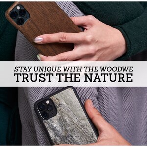K&ouml;nnte beinhalten: Zwei Handyh&uuml;llen, eine mit Holzmaserung und eine mit Steinmuster. Der Text "STAY UNIQUE WITH THE WOODWE TRUST THE NATURE" wird auf einem wei&szlig;en Banner angezeigt.