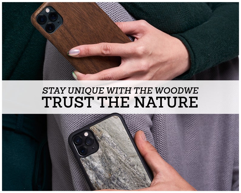 K&ouml;nnte beinhalten: Zwei Handyh&uuml;llen, eine mit Holzmaserung und eine mit Steinmuster. Der Text "STAY UNIQUE WITH THE WOODWE TRUST THE NATURE" wird auf einem wei&szlig;en Banner angezeigt.