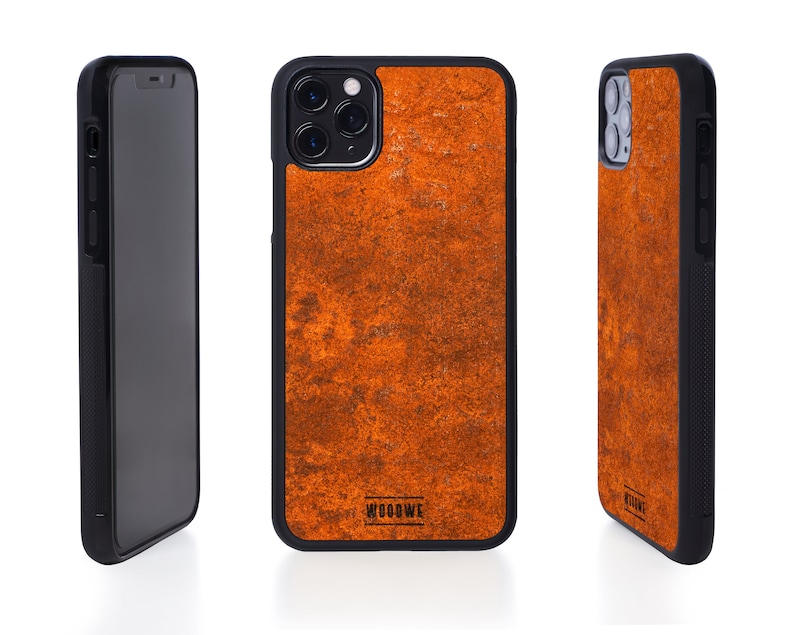 Op de afbeelding: Een zwarte telefoonhoes met een roestig oranje ontwerp. De hoes heeft een verhoogde camerabult en een zwarte rand. De tekst "WOODWE" is op de achterkant van de hoes gedrukt.