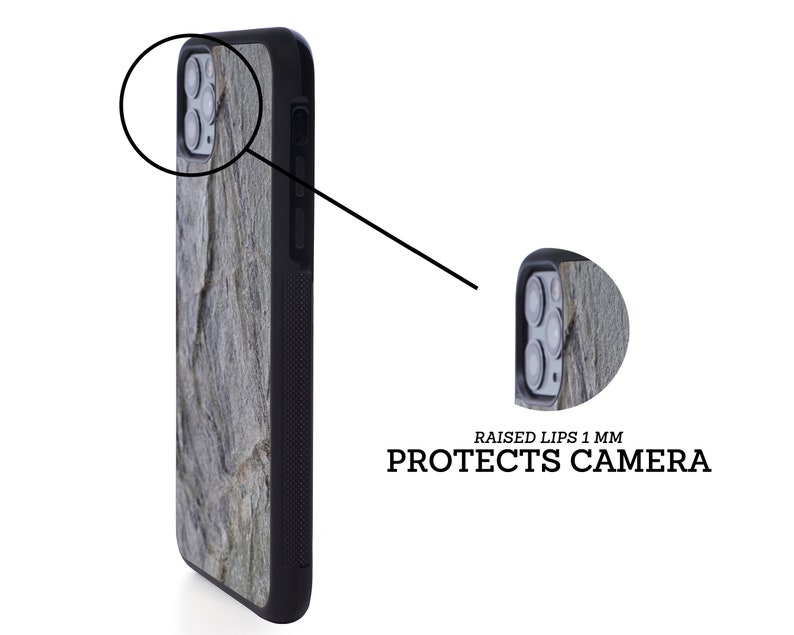 Puede incluir: Una funda de tel&eacute;fono negra con un borde elevado para proteger la c&aacute;mara. La funda tiene un patr&oacute;n de piedra en tonos grises y verdes.