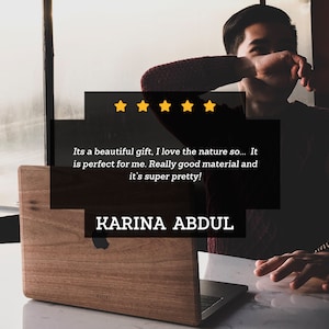 Op de afbeelding: Een vijfsterrenrecensie voor een houten laptophoes. De recensie luidt: "Het is een prachtig cadeau, ik hou van de natuur dus... Het is perfect voor mij. Echt goed materiaal en het is super mooi!" De recensie wordt toegeschreven aan Karina Abdul.