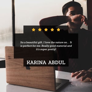 K&ouml;nnte beinhalten: Eine F&uuml;nf-Sterne-Bewertung f&uuml;r eine Laptop-H&uuml;lle aus Holz. Die Bewertung lautet: "Es ist ein wundersch&ouml;nes Geschenk, ich liebe die Natur so... Es ist perfekt f&uuml;r mich. Wirklich gutes Material und es ist super h&uuml;bsch!" Die Bewertung wird Karina Abdul zugeschrieben.
