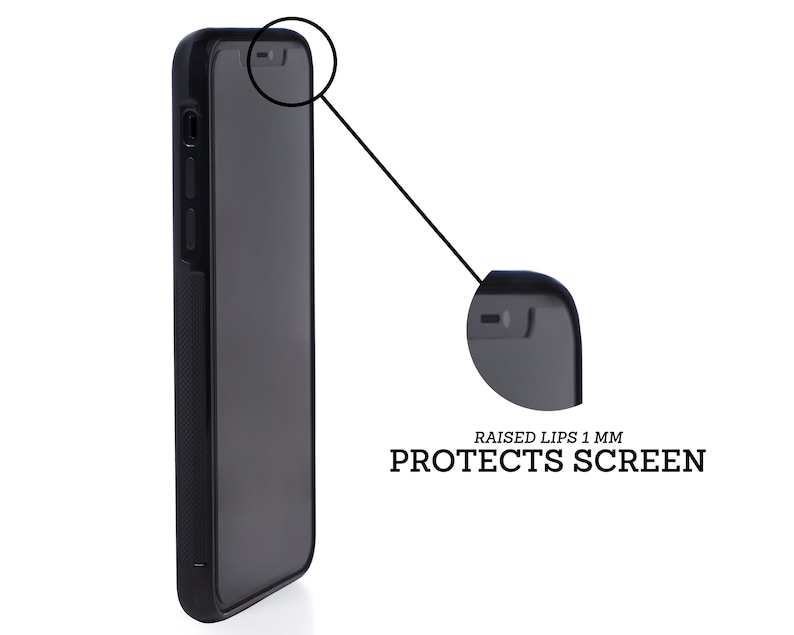 Puede incluir: Funda de tel&eacute;fono negra con bordes elevados para proteger la pantalla. El texto "RAISED LIPS 1 MM PROTECTS SCREEN" est&aacute; impreso en la funda.