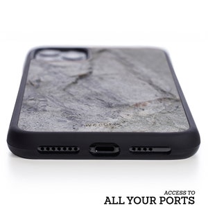 Puede incluir: Una funda de tel&eacute;fono negra con un patr&oacute;n de piedra gris. La funda tiene recortes para la c&aacute;mara, el puerto de carga y los botones.  ACCESS TO ALL YOUR PORTS