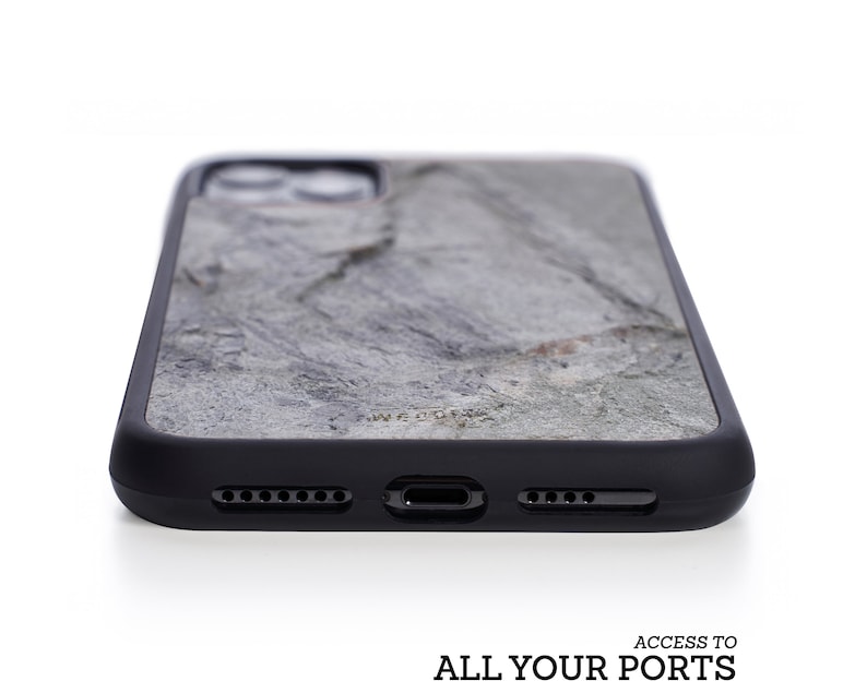 Puede incluir: Una funda de tel&eacute;fono negra con un patr&oacute;n de piedra gris. La funda tiene recortes para la c&aacute;mara, el puerto de carga y los botones.  ACCESS TO ALL YOUR PORTS