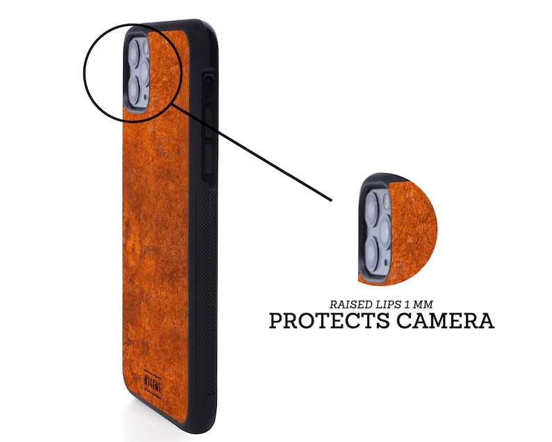 Op de afbeelding: Een bruine leren telefoonhoes met een verhoogde rand rond de camera lens. De hoes heeft een textuur en een zwarte rand. De tekst "RAISED LIPS 1 MM PROTECTS CAMERA" staat onderaan de afbeelding.