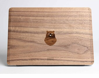 Spooky Cute Bear Walnut Wood Macbook cover voor Apple Mac Air Pro 11 12 13 15 16 inch, Wood Macbook cover Cadeau idee, Fineer hout Macbook skin