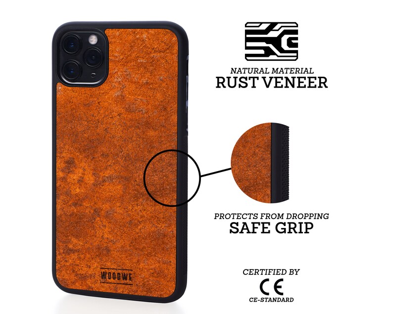 Op de afbeelding: Een telefoonhoesje in roestkleur met een zwarte rand en een getextureerd oppervlak. De hoes is gemaakt van natuurlijk roestfineer en heeft een veilige grip om je telefoon te beschermen tegen vallen. Het is CE-gecertificeerd.