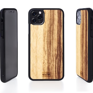 K&ouml;nnte beinhalten: Eine schwarze Handyh&uuml;lle mit Holzmaserung. Die H&uuml;lle hat einen schwarzen Rand und ein kleines Logo mit der Aufschrift "WOODWE".