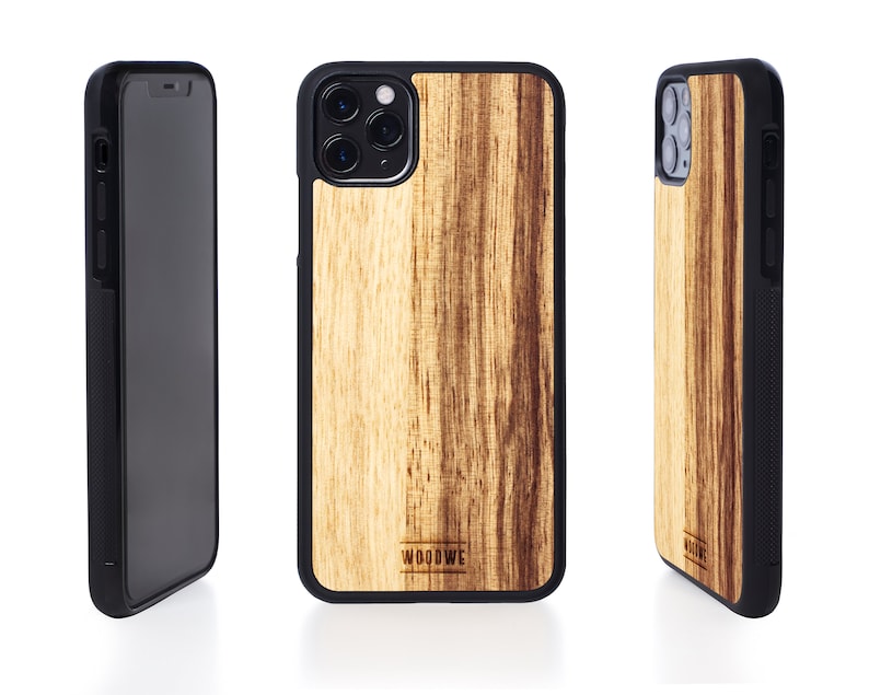 K&ouml;nnte beinhalten: Eine schwarze Handyh&uuml;lle mit Holzmaserung. Die H&uuml;lle hat einen schwarzen Rand und ein kleines Logo mit der Aufschrift "WOODWE".