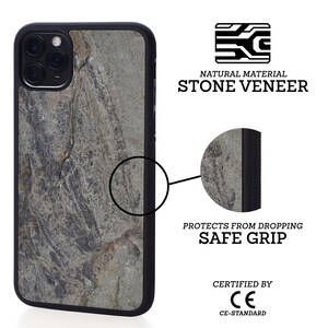 Puede incluir: Una funda de tel&eacute;fono negra con un dise&ntilde;o de chapa de piedra. La funda tiene una superficie texturizada y un parachoques negro. El texto "MATERIAL NATURAL CHAPA DE PIEDRA" est&aacute; impreso en la funda. El texto "PROTEGE DE CA&Iacute;DAS AGARRE SEGURO" est&aacute; impreso en la funda. El texto "CERTIFICADO POR CE NORMA CE" est&aacute; impreso en la funda.
