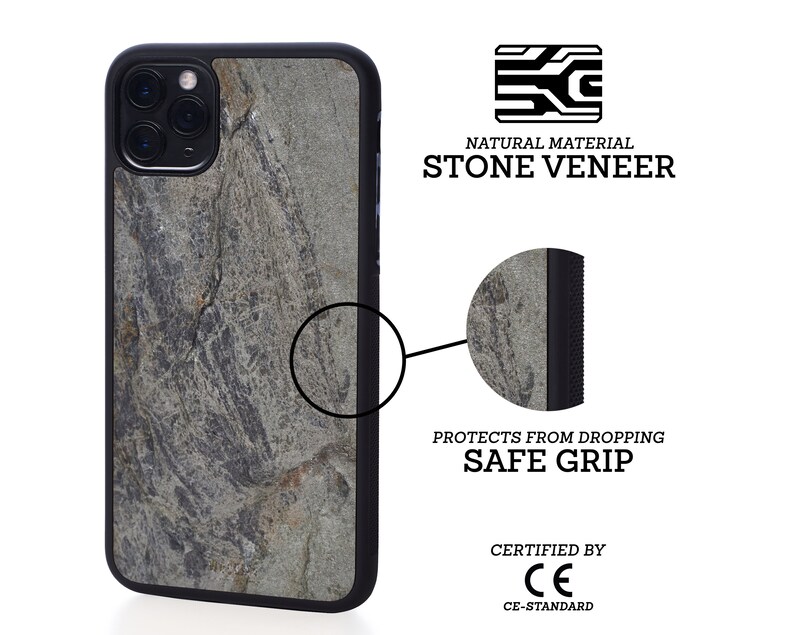 Puede incluir: Una funda de tel&eacute;fono negra con un dise&ntilde;o de chapa de piedra. La funda tiene una superficie texturizada y un parachoques negro. El texto "MATERIAL NATURAL CHAPA DE PIEDRA" est&aacute; impreso en la funda. El texto "PROTEGE DE CA&Iacute;DAS AGARRE SEGURO" est&aacute; impreso en la funda. El texto "CERTIFICADO POR CE NORMA CE" est&aacute; impreso en la funda.