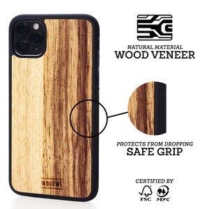K&ouml;nnte beinhalten: Eine Handyh&uuml;lle aus Holzfurnier f&uuml;r ein iPhone mit schwarzem Gummibumper. Die H&uuml;lle hat ein nat&uuml;rliches Holzmaserungsmuster und ist FSC- und PEFC-zertifiziert. Der Text "WOODWE" ist auf der H&uuml;lle aufgedruckt. Die H&uuml;lle ist so konzipiert, dass sie das Telefon vor St&uuml;rzen sch&uuml;tzt und einen sicheren Griff bietet.