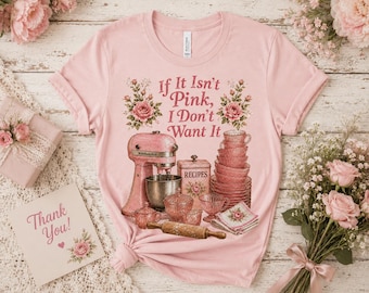 Maglietta "If It Isn't Pink I Don't Want It", maglietta stile Grannycore, maglietta stile KitchenAid vintage, vetro rosa Depression Glass, maglietta Cottagecore, Bella Canvas