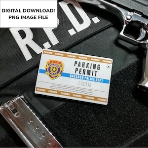 Op de afbeelding: Een blauwe en witte parkeerkaart van de Raccoon Police Department met de tekst "Parking Permit" en het nummer "178332". De kaart is geldig van 1 november 1997 tot en met 31 oktober 1998.