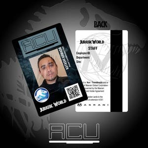 Può includere: Un tesserino di riconoscimento bianco e nero con il testo "JURASSIC WORLD STAFF" e "ACU" stampato su di esso. La tessera contiene una foto di una persona e un codice QR. Il testo "Asset Containment Unit" e "KATASHI HAMADA" sono stampati sulla tessera.
