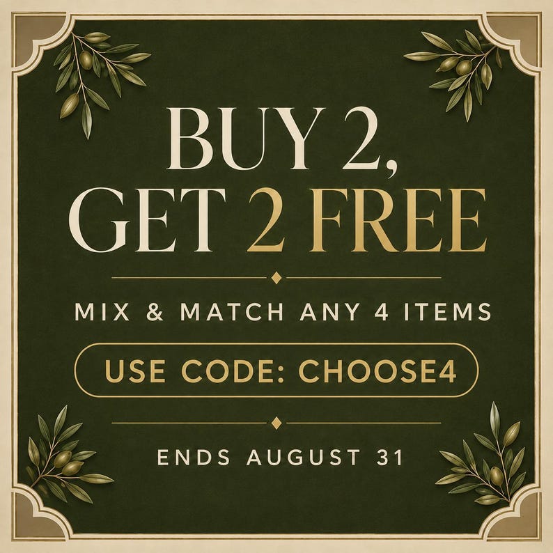 Pu&ograve; includere: Un grafico quadrato verde scuro con illustrazioni di rami d'ulivo dorati negli angoli. Il testo recita: BUY 2, GET 2 FREE, MIX & MATCH ANY 4 ITEMS, USE CODE: CHOOSE4, e ENDS AUGUST 31. Il design presenta una cornice dorata decorativa.