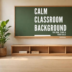 Puede incluir: Un fondo digital que muestra una pizarra verde oscuro con el texto blanco CALM CLASSROOM BACKGROUND FOR ZOOM, TEAMS & VIDEO CALLS. La escena incluye una mesa consola de madera clara, dos plantas verdes en macetas y un suelo de madera clara.