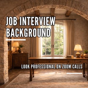 Puede incluir: Un entorno de oficina en casa de aspecto profesional con un escritorio de madera, una lámpara y una ventana. Se muestra el texto "JOB INTERVIEW BACKGROUND" y "LOOK PROFESSIONAL ON ZOOM CALLS". El ambiente es cálido.