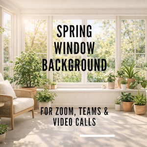 Puede incluir: Una habitación luminosa con grandes ventanales y exuberante vegetación. El texto dice "SPRING WINDOW BACKGROUND" y "FOR ZOOM, TEAMS & VIDEO CALLS". Una silla de mimbre, una mesita y varias plantas en macetas contribuyen al ambiente acogedor.