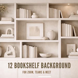 Puede incluir: Una estantería de tonos neutros con varios objetos decorativos. Los estantes exhiben pilas de libros, jarrones, obras de arte enmarcadas y cuencos decorativos. El texto en la parte inferior dice "12 Bookshelf Background for Zoom, Teams & Meet."
