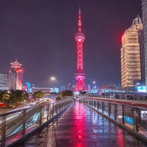 Könnte beinhalten: Nachtaufnahme der Skyline von Shanghai, China, mit dem Oriental Pearl Tower, der rot beleuchtet ist. Der Turm hat ein kugelförmiges Design. Andere Gebäude sind beleuchtet. Ein Fußgängerweg reflektiert das rote Licht, mit Verkehr.