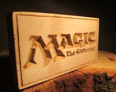 Insignia de madera, Magic el encuentro, MTG, pantano, montaña, carpintería, tallado en madera, chipcarving,
