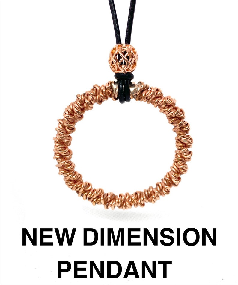 Pu&ograve; includere: Una collana con un ciondolo rotondo color oro. Il ciondolo &egrave; fatto di filo attorcigliato e pende da un cordoncino in pelle nera. Il ciondolo &egrave; attaccato al cordoncino con una piccola perla decorativa.