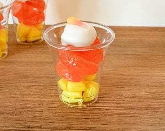 Handgemaakt poppenvoedsel op schaal 1:3, fruitbeker snoepmaïs, halloweentraktatie