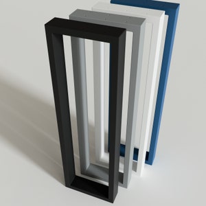 Könnte beinhalten: Eine Auswahl an rechteckigen Tischbeinen aus Metall in verschiedenen Farben: Schwarz, Grau, Weiß und Blau. Jedes Bein hat ein hohles, offenes Rahmendesign, das sich zum Tragen einer Tischplatte eignet. Die Beine sind in einer Reihe angeordnet, um die verschiedenen Farboptionen zu präsentieren.