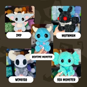 Puede incluir: Cinco peluches de crochet con diferentes diseños de monstruos. Los peluches son azul claro, azul oscuro, negro, gris y verde azulado. Los peluches están etiquetados como "IMP", "MOTHMAN", "BEDTIME MONSTER", "WENDIGO" y "SEA MONSTER".