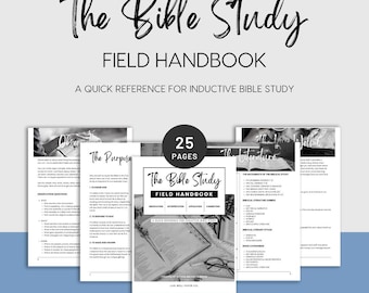 Könnte beinhalten: Ein schwarz-weißes Handbuch mit dem Titel "The Bible Study Field Handbook" mit 25 Seiten. Das Cover zeigt ein offenes Buch und eine Brille. Das Handbuch ist eine Kurzübersicht für das induktive Bibelstudium.