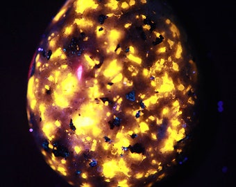 Yooperite cabochon (fluorescent), USA. 147.38 carats.