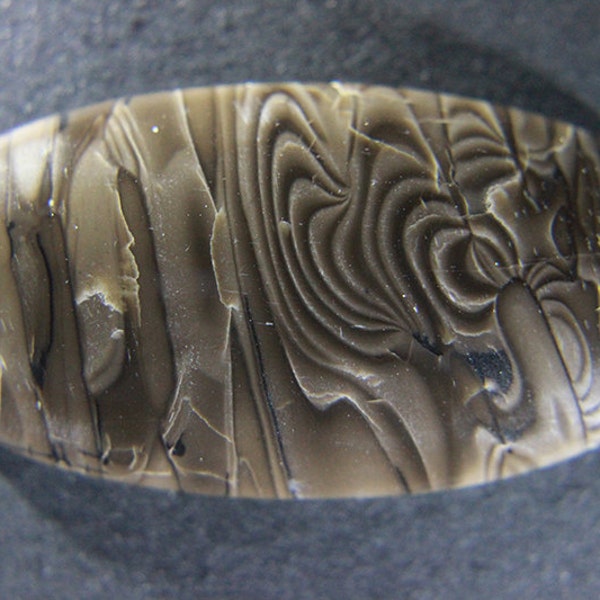Cabochon en silex rubané, Pologne.  62,49 carats.