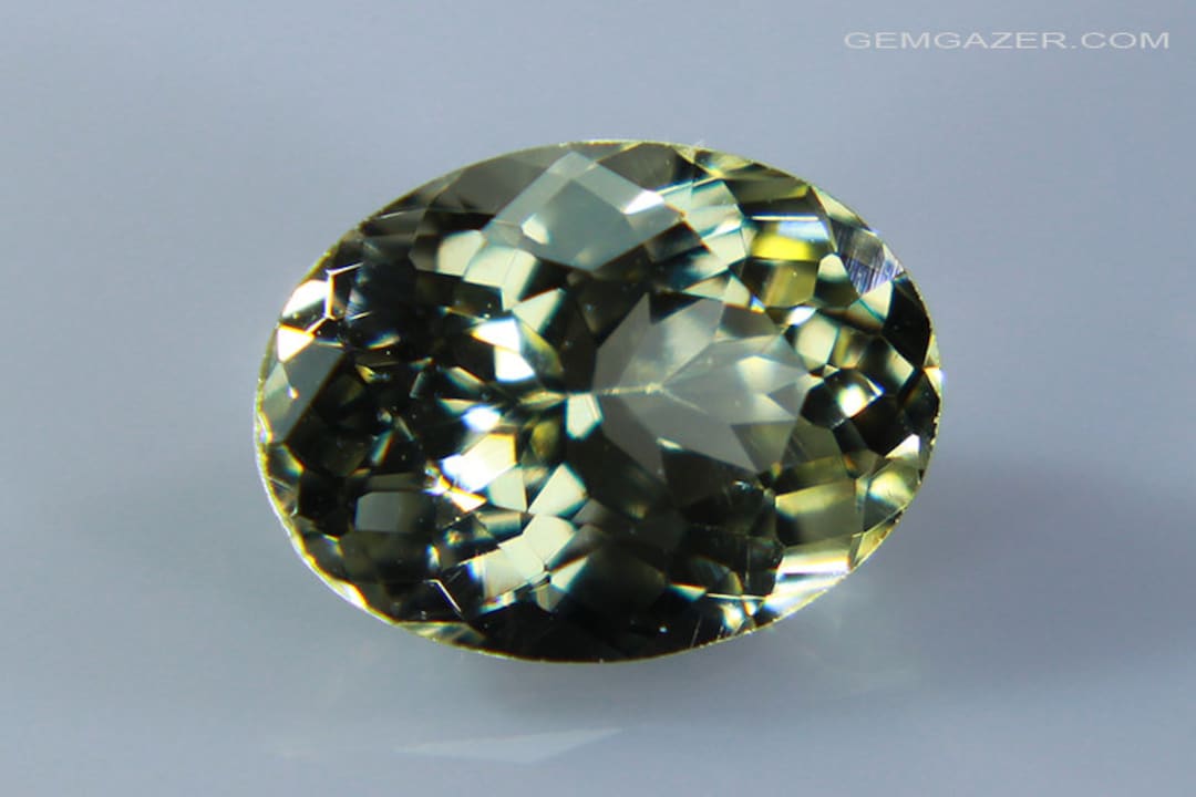Kornérupine, 1.89 ct, Ovale, Facetté, Vert-Jaune Kornérupine, 1.89 ct, Ovale, Facetté, Vert-Jaune
