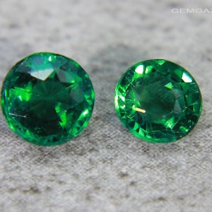 Dubbelstenar med granattopp, gröna runda slipningar, 4,4 till 4,8 mm.