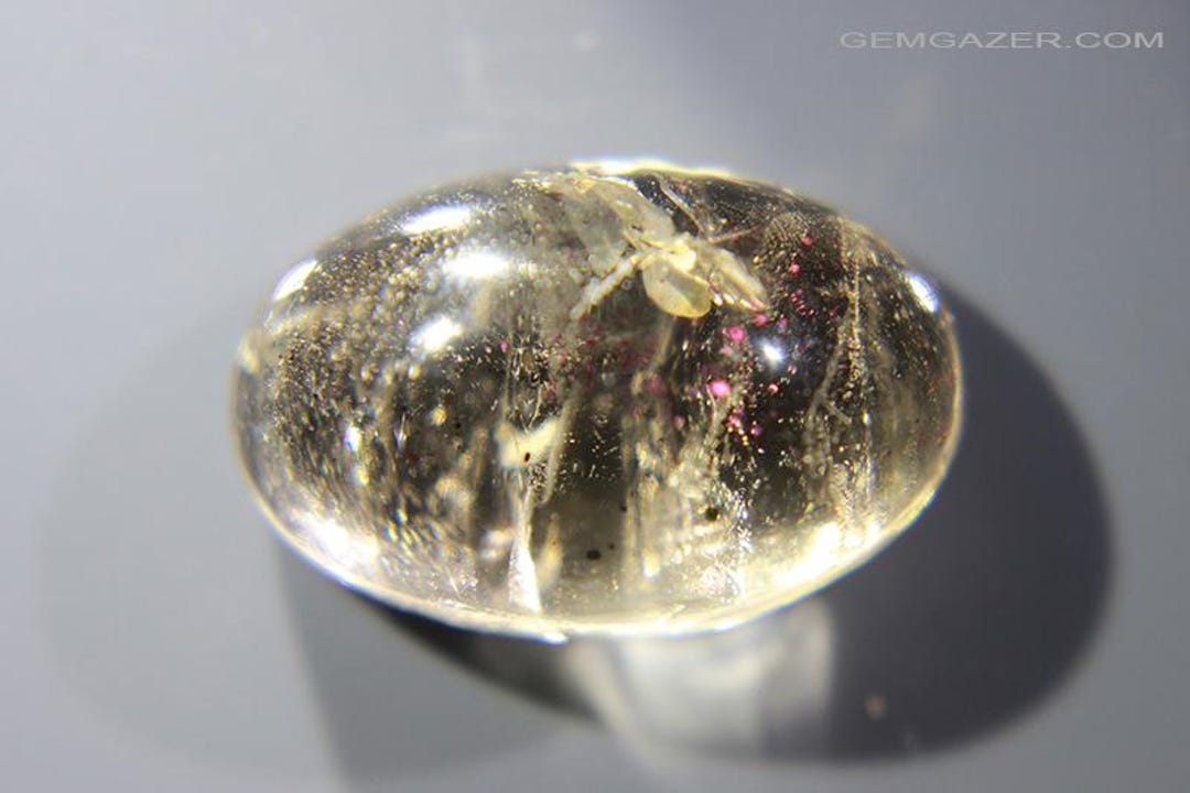 コベライト含有のクォーツ カボション、別名ピンク ファイア クォーツ