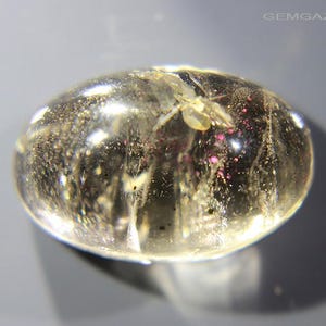 コベライト含有のクォーツ カボション、別名ピンク ファイア クォーツ