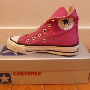 Converse années 1980 vintage, RASPBERRY hi-top, taille US1.5, NOS, deadstock in box image 1