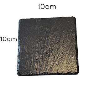 Pode incluir: Uma base para copos quadrada de ardósia preta, medindo 10 cm x 10 cm. A base para copos tem uma superfície texturizada. A cor escura e a aparência de pedra natural adicionam um toque rústico.