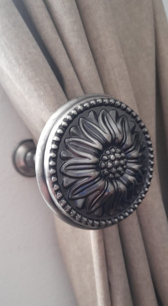 Pack of 2 Vintage Silver 130mm Camomile MAX Curtain Holdbacks