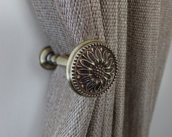 Antique Gold Camomile Curtain Holdbacks, Antique Brass Holdbacks, Minimalist Decor, Housewarming Gift, Vintage Wall Decor, Modern Chic 120mm