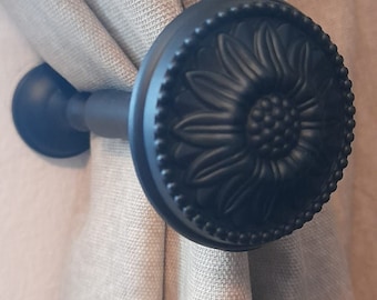 Camomile Traditional Curtain Holdback - Black 120mm