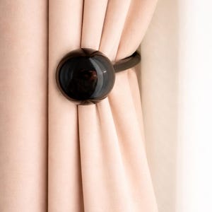 Svarta gardinklämmor i metall med 'blyerts'-motiv – 115 mm (4,52 tum) Gardinklämmor, Draperihållare, Gardinband