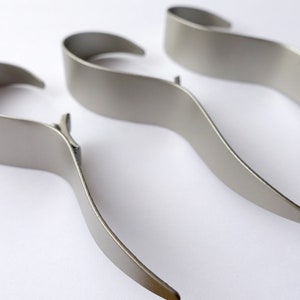 Antique Silver S-Shaped Curtain Hooks/Clips – Large Decorative Metal Cobra Hooks for Curtains & Shower Curtains, Boho Home Decor (Ø35mm)