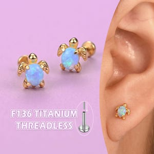 Orecchini a bottone con retro piatto in titanio tartaruga blu opale – Orecchini a bottone ipoallergenici impermeabili – Gioielli per piercing alla cartilagine e all&#39;elica senza fili