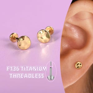 Orecchini a bottone con fondo piatto e punti martellati in oro - Orecchini in titanio, senza fili, ipoallergenici, per cartilagine, elica, conchiglia, trago