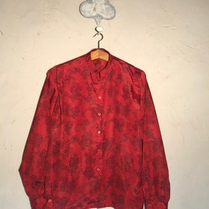 Blouse à motifs rouge des années 1970 image 1