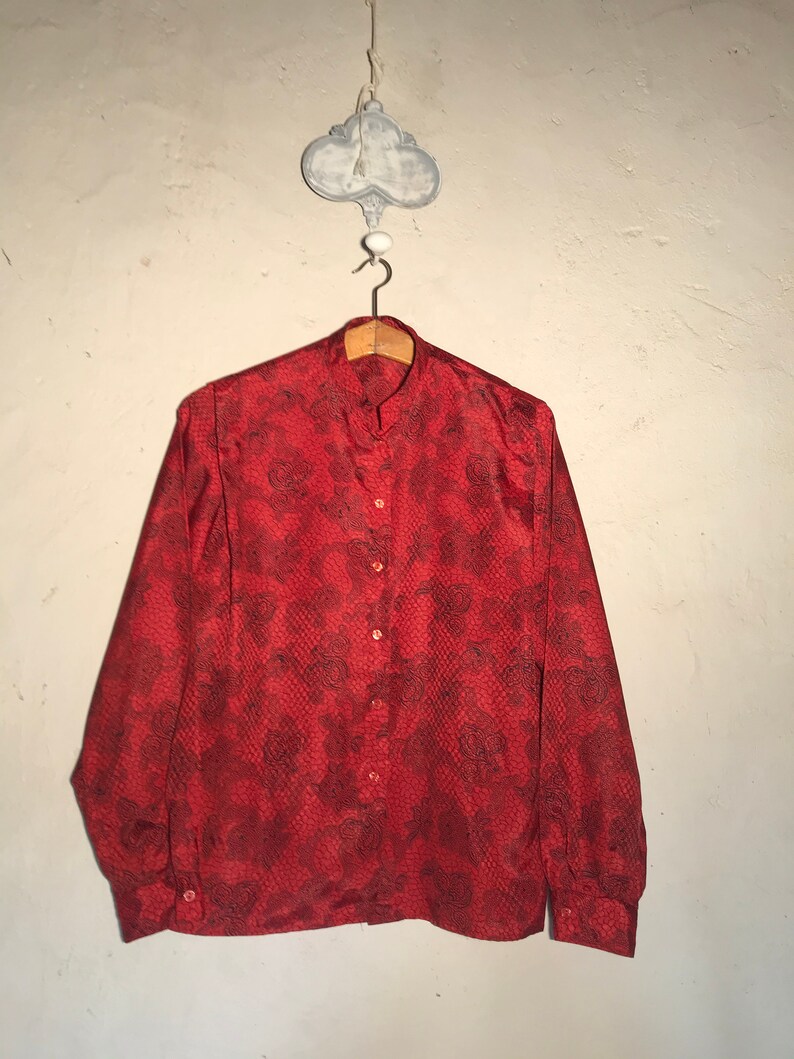 Blouse à motifs rouge des années 1970 image 1