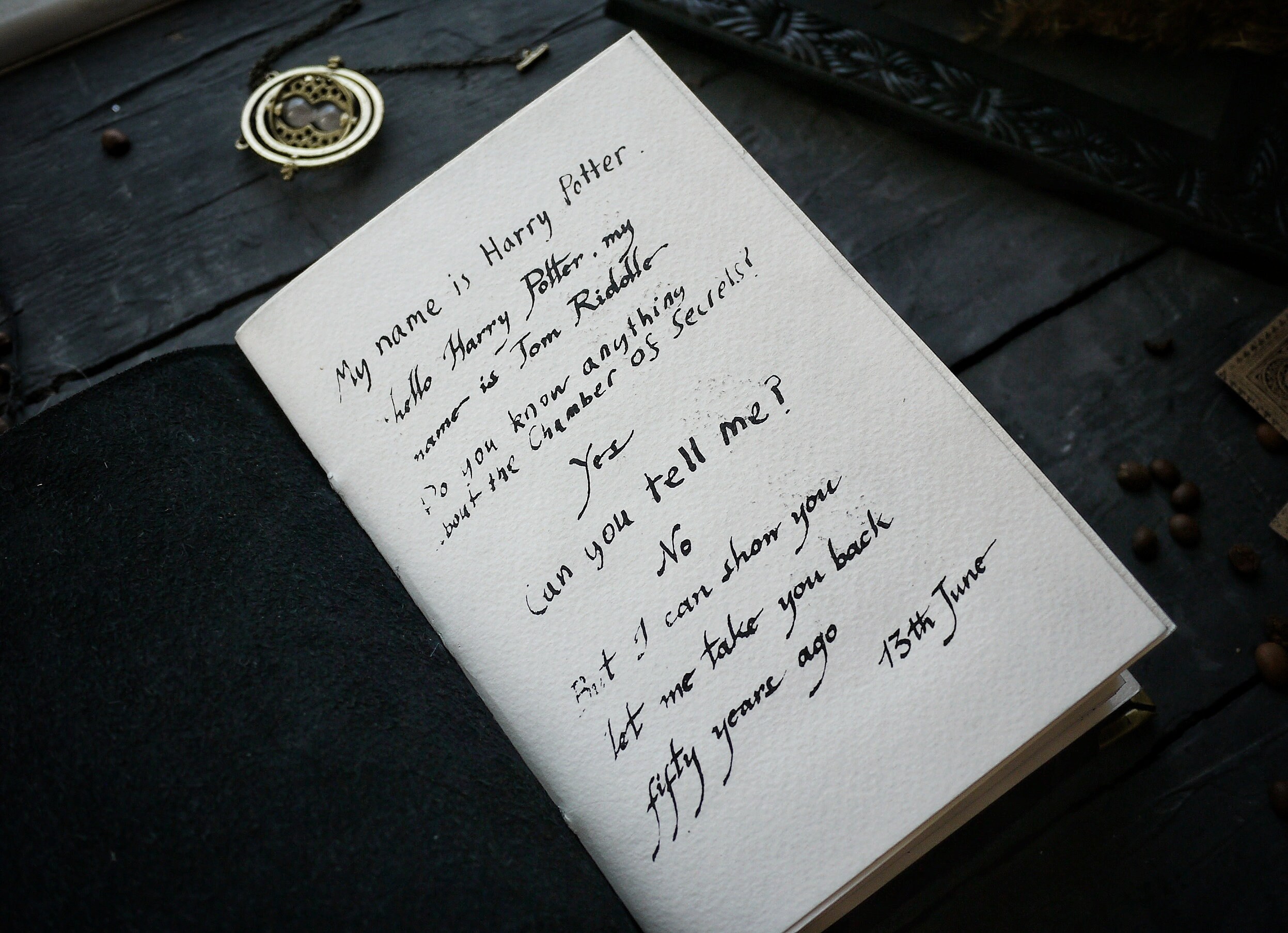 Том марволо реддл дневник. Том реддл дневник. Дневник тома реддла. Дневник реддла. Том реддл дневник.